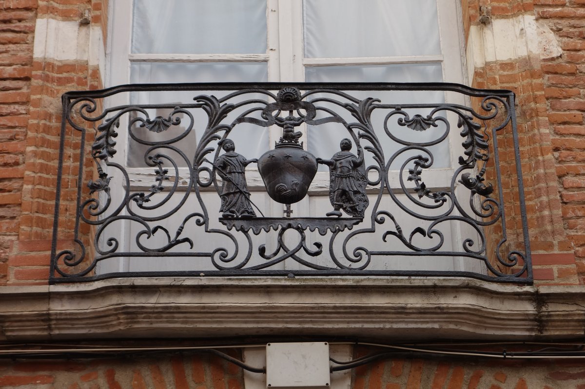Central balcony of the Jossé-Decars Hotel at 12 Rue Vélane, Toulouse
