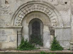 Saint-Eutrope Basilica in Saintes showing disc-shaped stele and capitals around a window