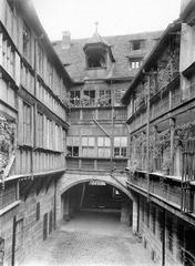 Historic courtyard of Burgstraße 10 in Nuremberg around 1910, showing traditional architecture