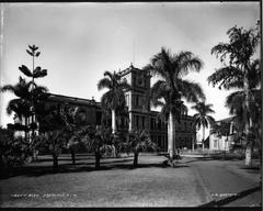 Historic Government Building Aliiolani Hale with Kamehameha Statue and tropical plants in Honolulu Oahu