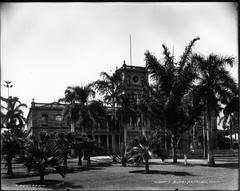 Government Building Aliiolani Hale with Kamehameha Statue and surrounding plants in Honolulu Oahu