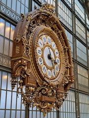 Musée d'Orsay large clock visible from the central aisle, left side view