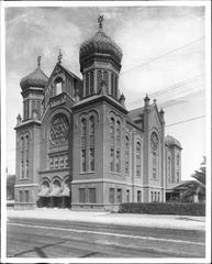 Historical black and white photograph of B'nai B'rith Synagogue with onion dome towers and Star of David on facade, located at Hope and 9th Streets in Downtown Los Angeles around 1900