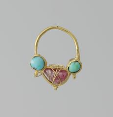 Byzantine gold earring featuring a rough amethyst gemstone flanked by two turquoise stones set in gold bands