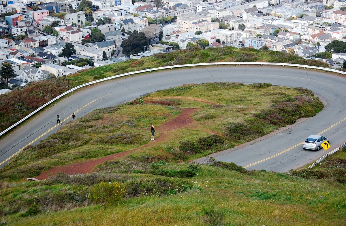 49-Mile Scenic Drive road leading to Twin Peaks in San Francisco