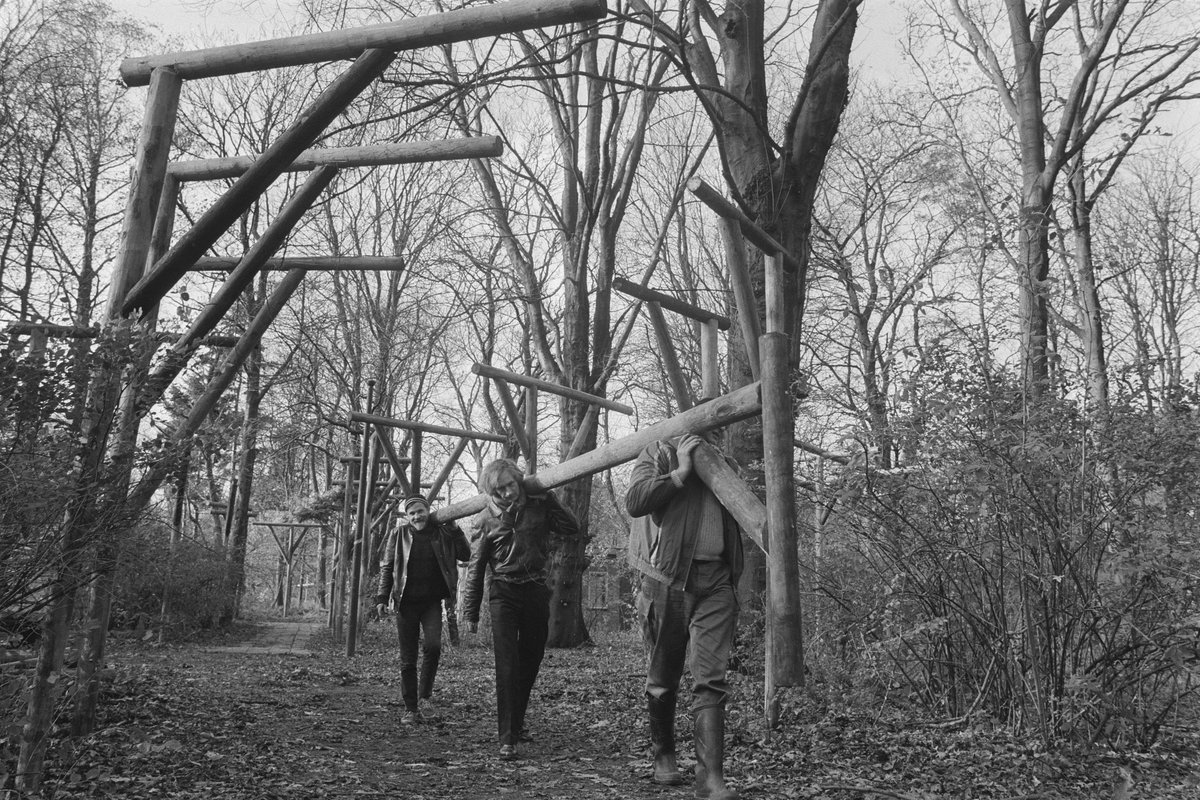 150 gallows placed in Haagse Zuiderpark as protest against abolishing BKR regulation with organizers Johan Blaeke and Paul van der Weegen in 1986