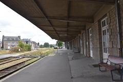 Gare de Dinan train station platform with railway tracks and benches