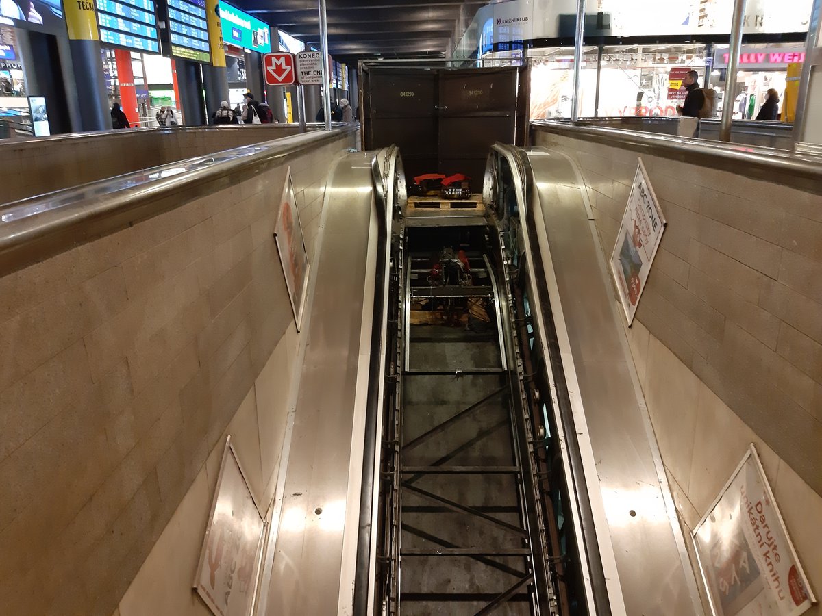 Praha hlavní nádraží dismantled escalator under maintenance
