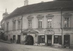 Street view of Vilnia city with Dominican and University streets intersection and Bžastoŭski palace