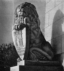 Statue of a lion symbolizing loyalty at Cmentarz Obrony Lwowa cemetery in 1939