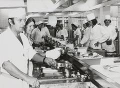 Black and white photo of meal preparation in the kitchen of Academisch Ziekenhuis Leiden in 1975