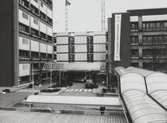 Front square of the new Academisch Ziekenhuis Leiden (Leiden University Medical Center LUMC) captured in a black and white photo from December 1988