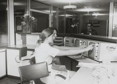 Black and white photo of staff at the new heart monitoring control panel at Academisch Ziekenhuis Leiden, 1973