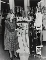 Black and white photo of an artificial kidney device at Academisch Ziekenhuis Leiden in 1979