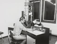 Black and white photo of Academisch Ziekenhuis Leiden building with electron microscope, taken in August 1980
