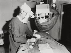 Black and white photo of catheter insertion at Academisch Ziekenhuis Leiden in 1984