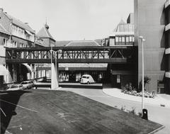 Black and white photo of a sky bridge connecting old and new buildings of the Women's Clinic at Academisch Ziekenhuis Leiden in June 1979