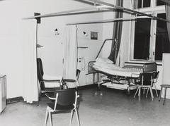 Black and white photo of a hospital room interior in the old Academisch Ziekenhuis Leiden building from 1985