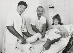 Black and white photo of the Orthopaedic department at Academisch Ziekenhuis Leiden with Dr. Van Langelaan and plaster technician Mr. J. van der Steen