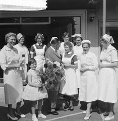 Jan Cottaar with nurses at Academic Hospital Leiden, daughter offering flowers