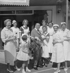 Jan Cottaar with nurses at Academic Hospital in Leiden, surrounded by family, June 1961