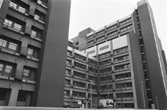 Part of the new construction of the Academic Hospital in Leiden in 1985, black and white photo of hospital building site