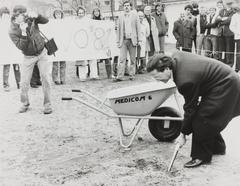 Groundbreaking ceremony at Academisch Ziekenhuis Leiden with Minister of Education Pais digging the first spade, 1980