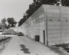 Black and white photo of Academisch Ziekenhuis Leiden with noise barrier wall against Nieuwbouw, taken in 1980 in Leiden