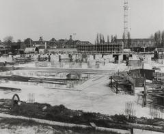 Black and white photograph showing the foundation construction for the new building of Academisch Ziekenhuis Leiden (LUMC) on former sports grounds at Piet Paaltjenspad, Leiden in 1981