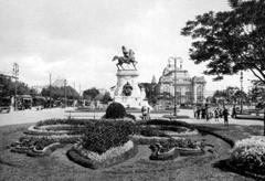 Historical black and white image of Plaza Italia in Buenos Aires with the 1910 monument