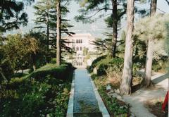 Villa Ephrussi de Rothschild exterior with pink walls and lush garden