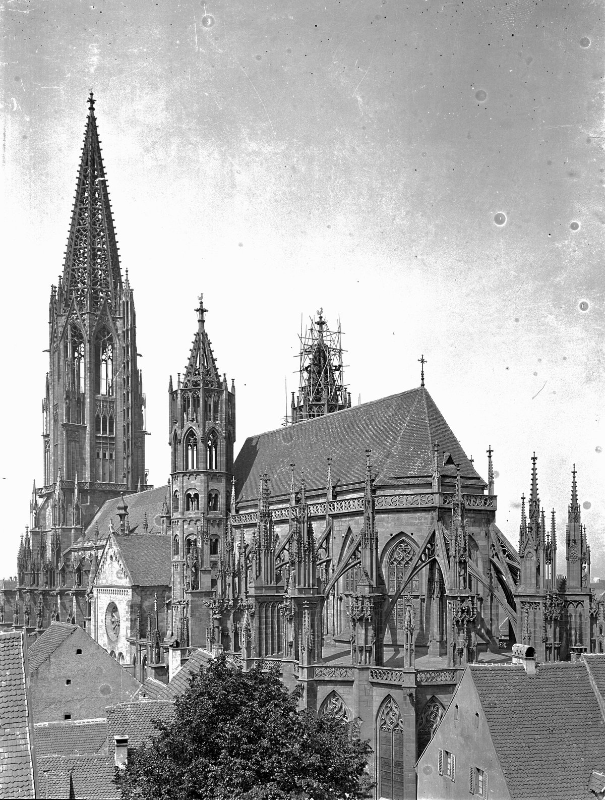 Southeastern view of Freiburg Minster in 1892 with northern Hahnenturm under light scaffolding