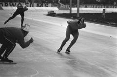 Ice speed skating competition at the first ISSL World Cup for professionals at De Uithof ice rink in The Hague, featuring skater number 18 Verkerk racing against Tveter on January 6, 1973