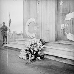 French vice-consul C. Alby and Colonel V. Morizon laying wreath at Antjol military cemetery in Batavia, 1947