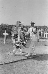 Laying of a wreath in tribute to executed WWII soldiers at Antjol cemetery in Batavia, 1946