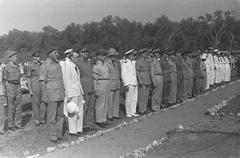 Black and white photo of military authorities attending a World War II tribute ceremony in Batavia, Indonesian Jakarta, dated September 14, 1946, featuring generals Mansergh, Spoor, landvoogd Van Mook, vice-admiraal Pinke and general Buurman van Vreeden