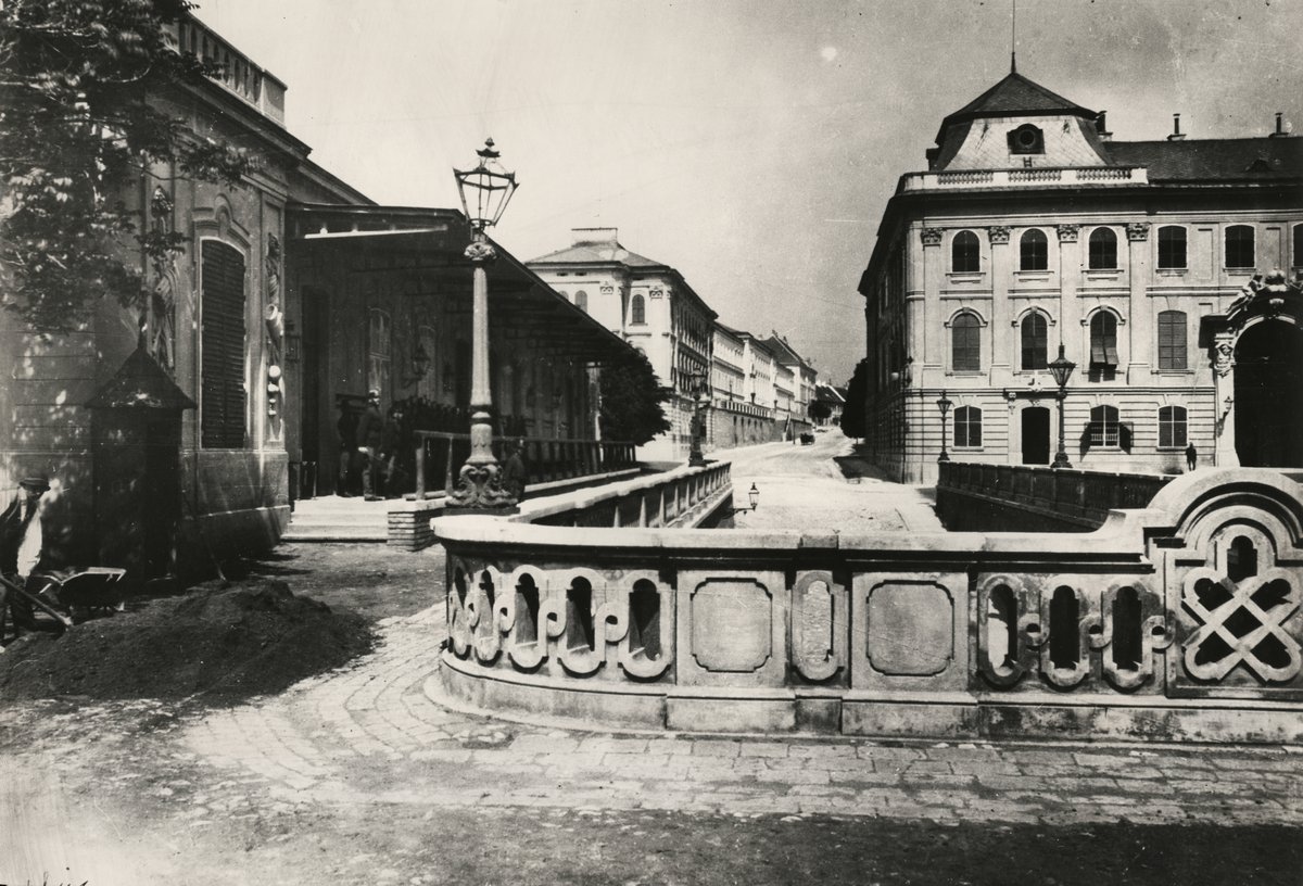 Ramp leading to the courtyard of the Royal Palace with railing, left side showing the Várta guardhouse, further back the stable building and Teleki Palace visible, photo taken after 1857