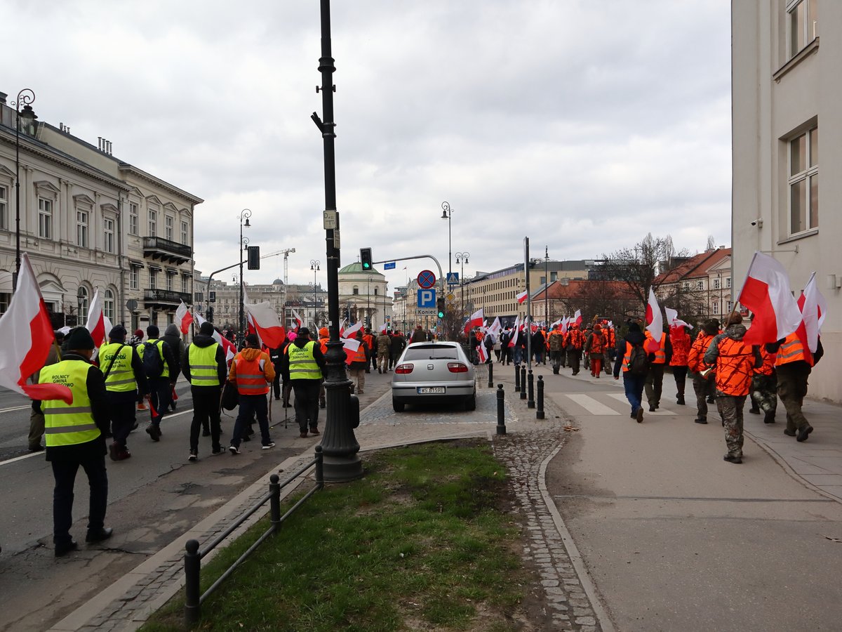 Farmers protesting in Warsaw holding flags and banners