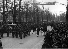 March from Sulejówek to Belweder commemorating Józef Piłsudski's name day in 1932 with a banner reading 'Cukier krzepi' at the finish line on Aleje Ujazdowskie