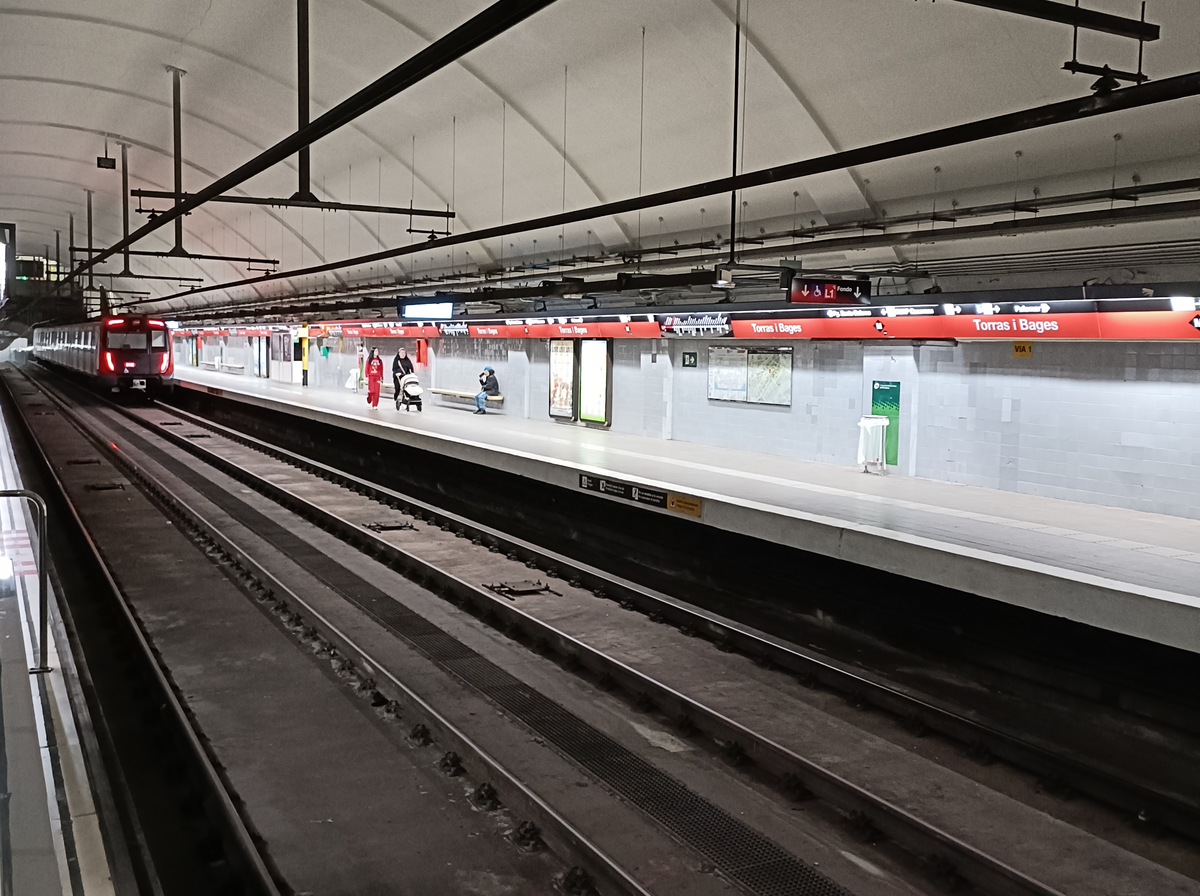 Platform at Torras i Bages station on Line 1 of the Barcelona Metro