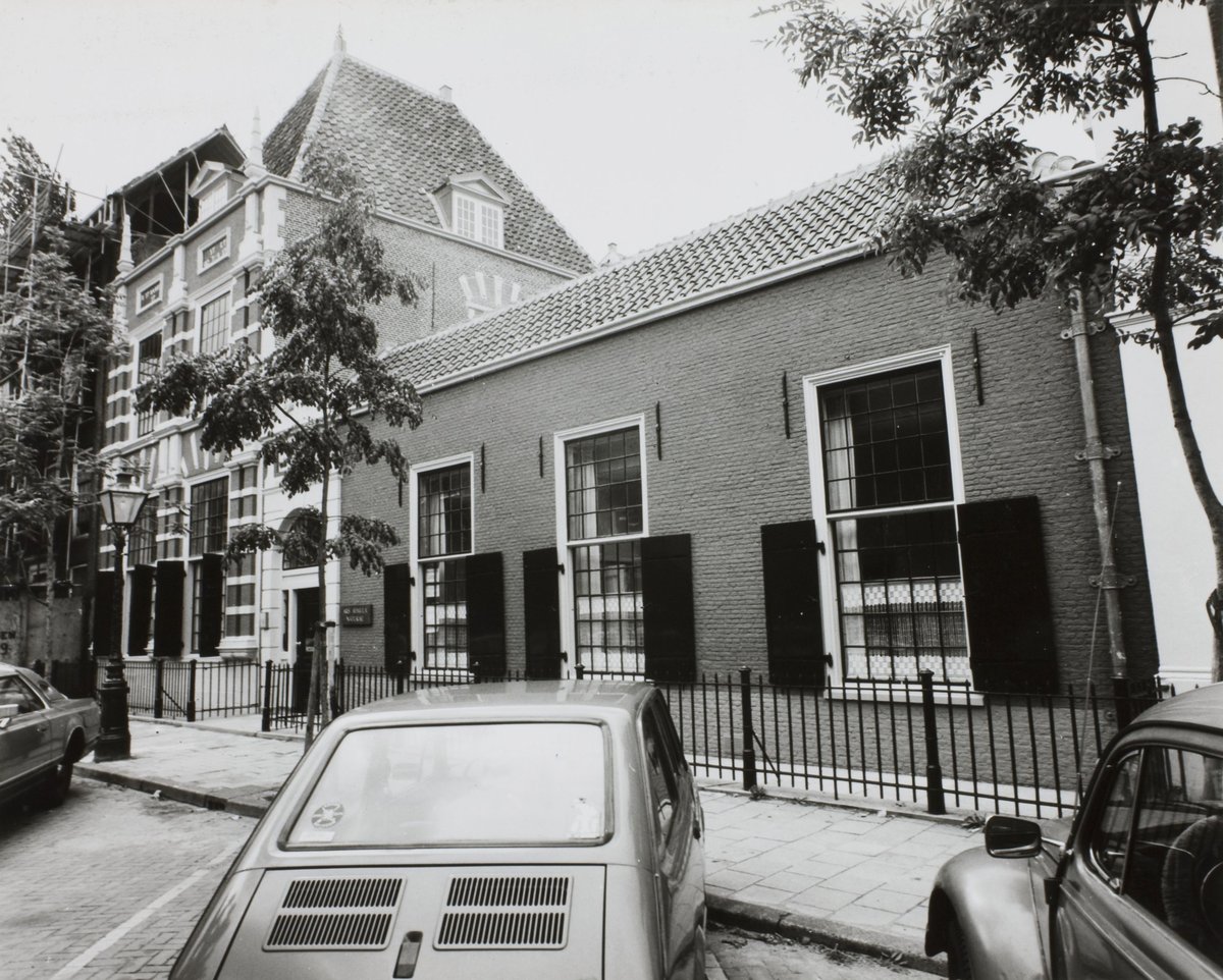 Front facade of the restored building of the Leiden Drawing and Painting Academy 'Ars Aemula Naturae' at Pieterskerkgracht 9 in black and white photo, dated August 27, 1982