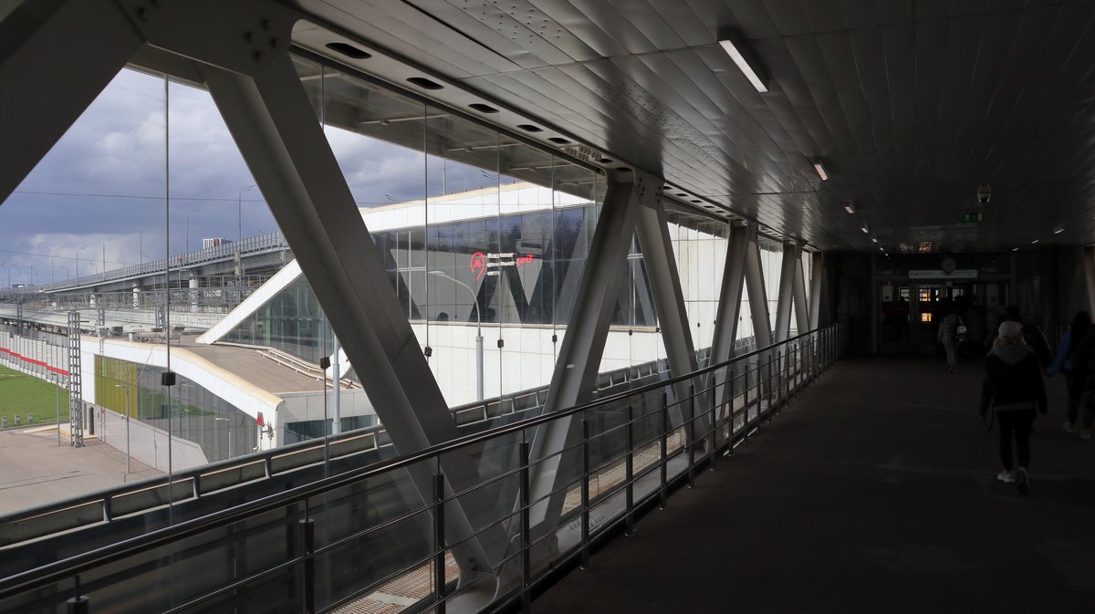 Pedestrian walkway connecting Okruzhnaya Metro Station (south) to Okruzhnaya MCC Station in Moscow