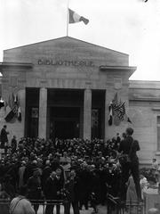 Inauguration of the Library of Reims by Myrron Herrick and Doumergue with a group of people gathered