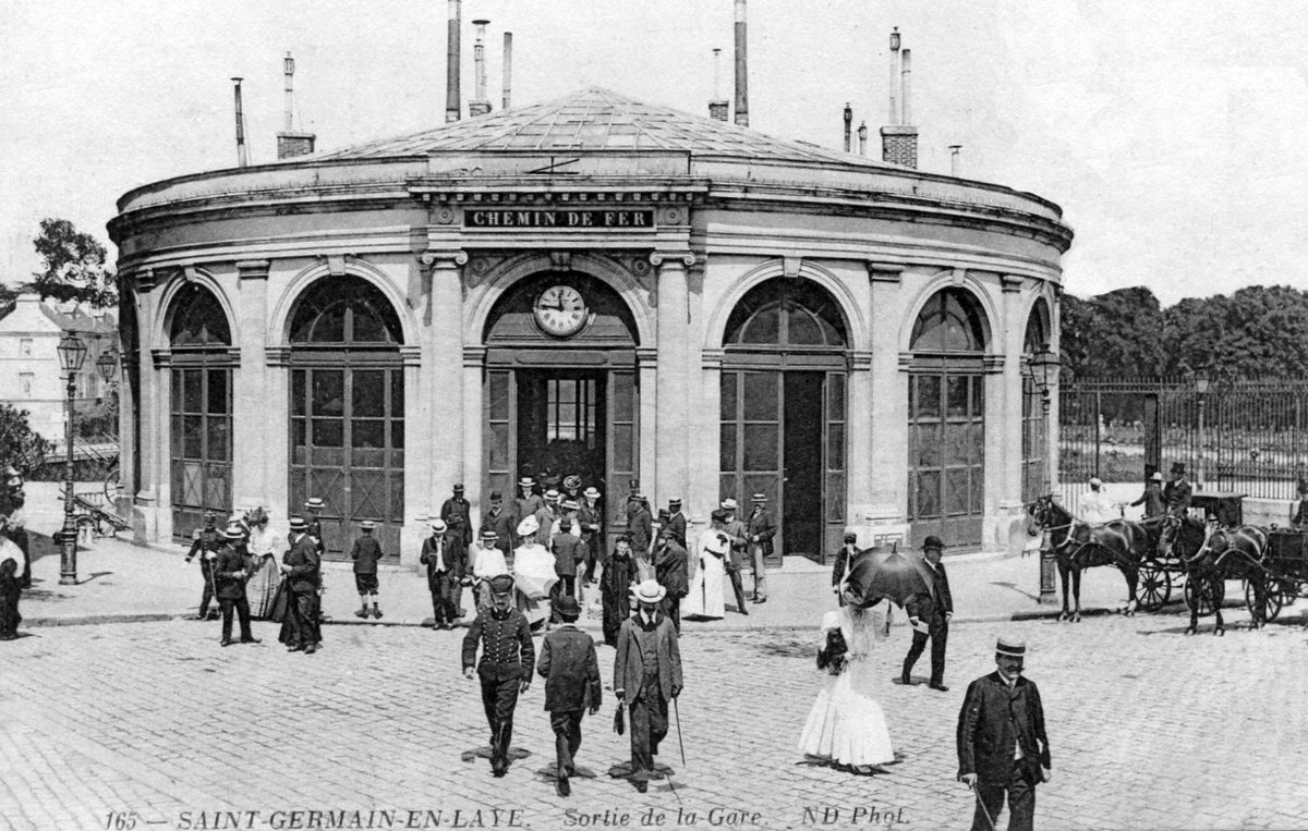 Passengers disembarking from a train in Saint-Germain-en-Laye in 1900 with horse-drawn omnibus carriages waiting outside