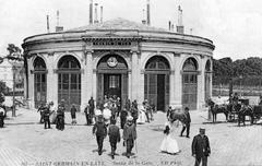 Passengers disembarking from a train in Saint-Germain-en-Laye in 1900 with horse-drawn omnibus carriages waiting outside