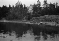 Black and white photograph of Humallahti (now Sibelius Park) showing Gustaf Paulkigin's villa Hummelvik from the shore at Humalluoto