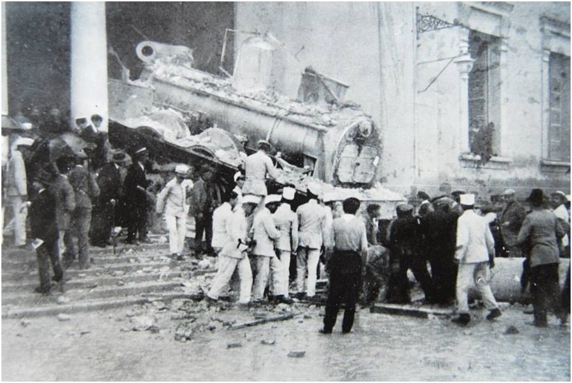 Locomotive after failing to brake at Alicante-Terminal Station accident in 1912