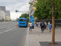 Kaluzhskaya Square subway closure in Moscow with passengers boarding free replacement buses indicated by yellow signs