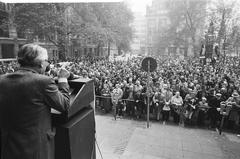 1978 demonstration in Amsterdam with Mayor Polak speaking at Beursplein under the slogan 'Bestek81 is slecht voor Amsterdam'