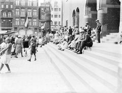 Crowd gathered at Het Beursplein in Amsterdam during Queen's Day celebration on August 31, 1932